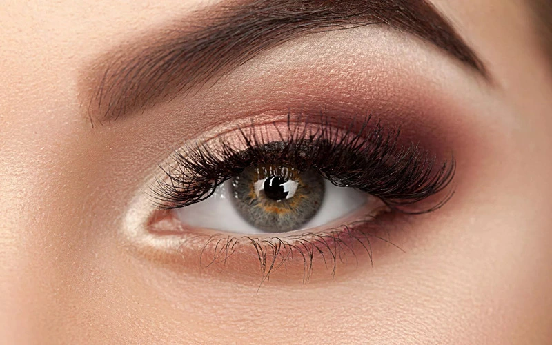 9 اشتباه رایج در مراقبت از مژه‌ها که باید از آن‌ها دوری کنید